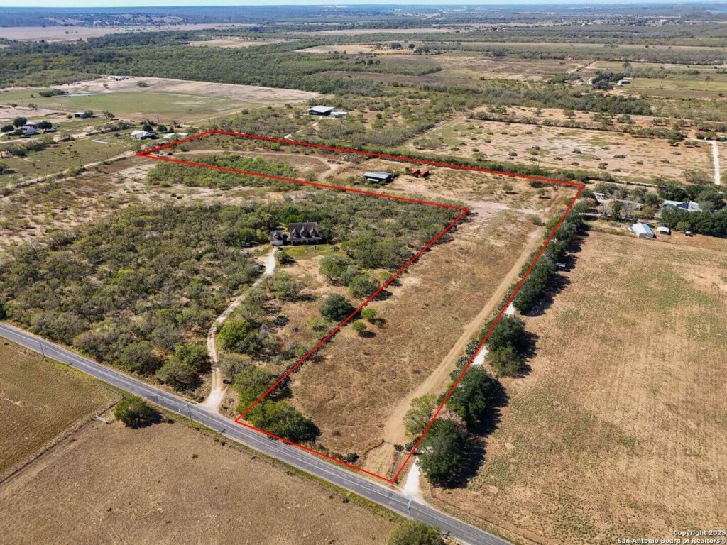 416 County Rd 125 Elmendorf, TX 78112